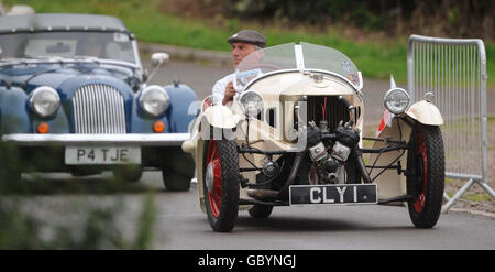 Les visiteurs arrivent à l'hippodrome de Cheltenham pour le festival du centenaire de Morgan Motor Company. Banque D'Images