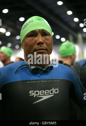 L'ancien joueur de rugby d'Angleterre Rory Underwood se prépare à participer à la section natation pendant le triathlon de Mazda London, à Londres. Banque D'Images