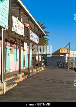 Dh St Johns Antigua Antilles Caraïbes Redcliffe quay personnes bar waterfront Banque D'Images