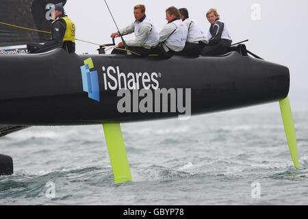 Shirley Robertson (à droite), médaillée d'or de voile olympique, dirige son catamaran Extreme 40 dans la coupe iShares pendant la semaine des Cowes sur l'île de Wight. Banque D'Images