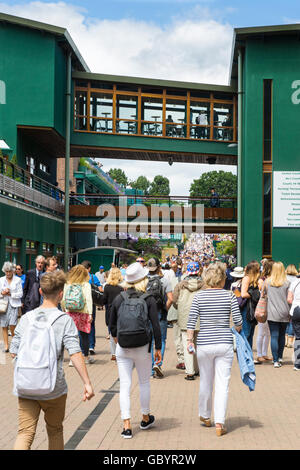 Les visiteurs marchent autour de l'animation pendant la Wimbledon Tennis Championships 2016 Banque D'Images