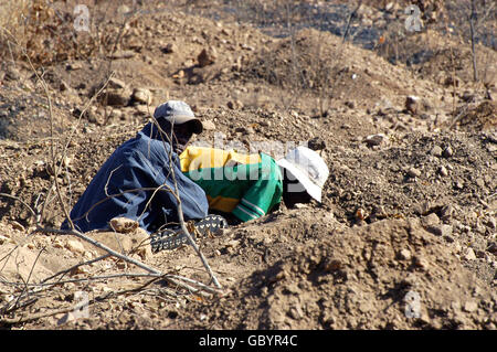 Dans les mines d'or sauvages Poura gold diggers viennent de partout pour creuser de pépites d'avec de simples bols Banque D'Images