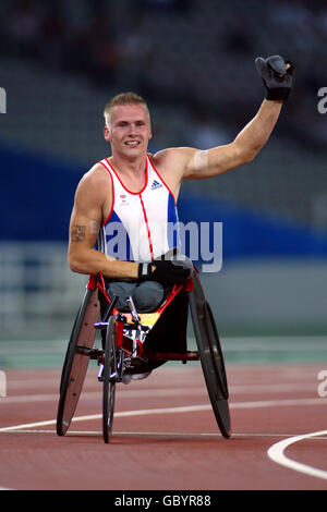 Athlétisme - Jeux paralympiques d'Athènes 2004 - hommes T54 200m - finale. Dave Weir, en Grande-Bretagne, célèbre la victoire du bronze Banque D'Images