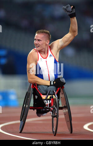 Athlétisme - Jeux paralympiques d'Athènes 2004 - hommes T54 200m - finale. Dave Weir, en Grande-Bretagne, célèbre la victoire du bronze Banque D'Images