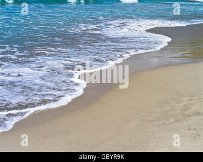 Dh plage de Brewers Bay TORTOLA CARAÏBES clapotis des vagues de la mer plage de sable de la rive Banque D'Images