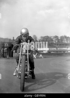 Motor Racing - British Motorcycle Racing Club Meeting - Brooklands. Tommy Atkins à bord d'une moto Douglas à Brooklands. Banque D'Images