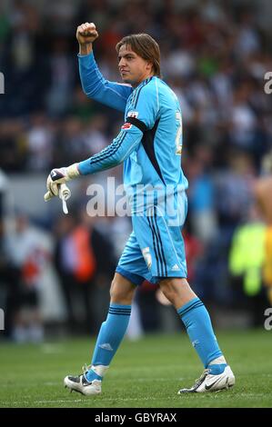 Football - Coca-Cola football League Championship - West Bromwich Albion / Newcastle United - The Hawthorns.Tim Krul, gardien de but de Newcastle United, salue les fans après le coup de sifflet final. Banque D'Images