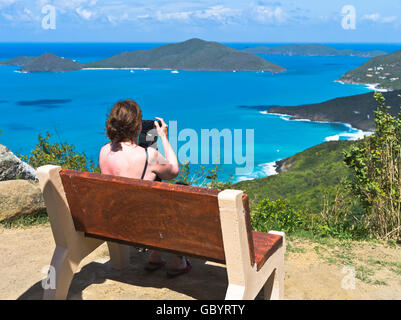 dh Ridge Road leeward îles TORTOLA CARIBBEAN Woman touriste prenant la photo vue de Josiahs Bay île côte nord pittoresque Banque D'Images