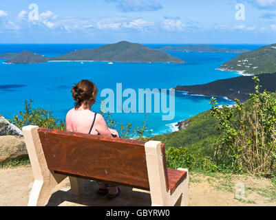 dh Ridge Road point de vue TORTOLA CARIBBEAN Woman vue touristique de Josiahs Bay Tortola île côte nord îles bvi Banque D'Images