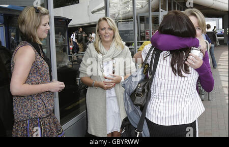 (De gauche à droite) Orlagh Creamer, Lesley Dowdall et Aoife Creamer sont revenus à l'aéroport de Dublin ce matin, après avoir survécu à l'accident d'avion ATR-72 de Bangkok Airways sur l'île de Koh Samui, en Thaïlande, la semaine dernière. Banque D'Images