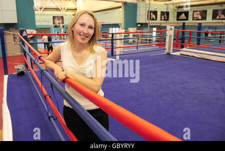 Photo non publiée précédemment datée du 06/08/09 de la directrice nationale féminine de développement de boxe de l'Association amateur de boxe d'Angleterre (ABAE), Rebecca Gibson, à l'Institut anglais du sport (EIS), Coleridge Road, Sheffield. Banque D'Images