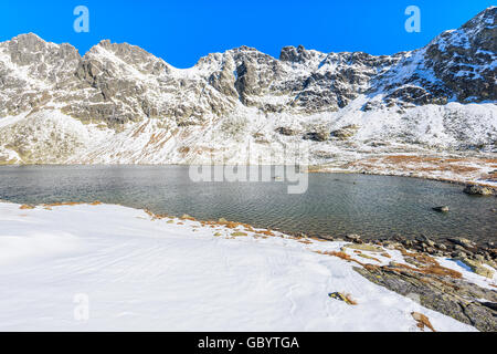 Vue du lac en Hincova valley couverte de neige, Tatras, Slovaquie Banque D'Images