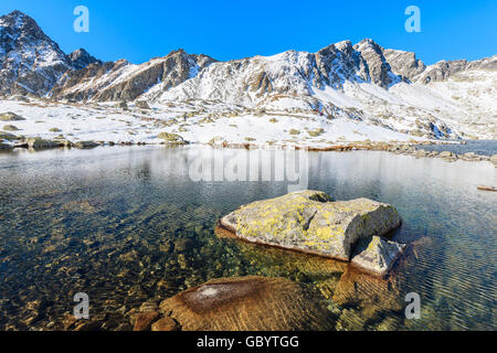 Vue du lac en Hincova valley couverte de neige, Tatras, Slovaquie Banque D'Images