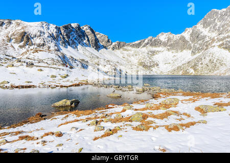 Vue du lac en Hincova valley couverte de neige, Tatras, Slovaquie Banque D'Images