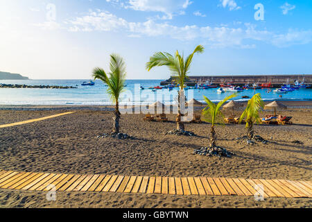 Une vue de la plage tropicale à San Juan ville sur la côte de Tenerife, Canaries, Espagne Banque D'Images