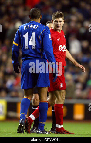 Soccer - FA Barclays Premiership - Liverpool / Arsenal.Steven Gerrard de Liverpool et Thierry Henry d'Arsenal ont du mot pendant le match Banque D'Images