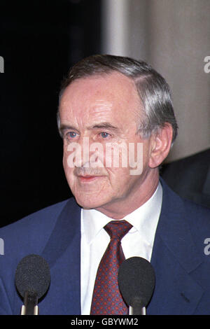 Le Premier ministre irlandais (Taoiseach) Albert Reynolds, à l'extérieur du 10 Downing Street, lors d'une conférence de presse donnée par le Premier ministre John Major et le Taoiseach concernant les pourparlers en cours sur l'Irlande du Nord. Banque D'Images