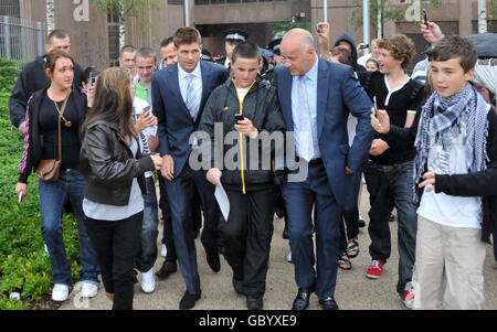 Le footballeur du FC de Liverpool Steven Gerrard (au centre à gauche) devant le tribunal de la Couronne de Liverpool où il est accusé d'affray. Banque D'Images