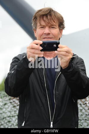 Dennis Quaid tient un iPhone sur HMS Belfast, Londres, pour promouvoir le nouveau film G.I..Joe.APPUYEZ SUR ASSOCIATION photo.Date de la photo: Mercredi 22 juillet 2009.Le crédit photo devrait se lire comme suit : Ian West/PA Wire Banque D'Images