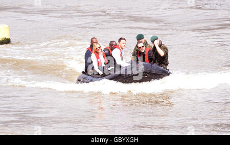 Sienna Miller et Channing Tatum arrivent sur un bateau à HMS Belfast, Londres, pour promouvoir le nouveau film G.I. Joe. Banque D'Images