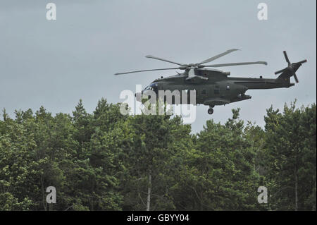 Un hélicoptère Merlin lors de l'exercice d'entraînement de la Brigade légère 11 sur la plaine de Salisbury alors qu'ils se préparent à se déployer en Afghanistan. Banque D'Images