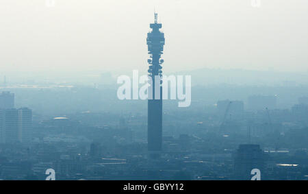 Vue générale de la Tour BT Telecom, dans le centre de Londres, vue depuis le sommet du bâtiment Swiss Re, également connu sous le nom de « The Gherkin » Banque D'Images