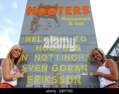 Hooters Girls Emma Cutts (à gauche) et Jennifer Pratt posent avec un panneau de bienvenue au nouveau directeur du football du comté de Notts, Sven Goran Eriksson, au Hooters Bar and Restaurant, Nottingham. APPUYEZ SUR ASSOCIATION photo. Date de la photo: Jeudi 23 juillet 2009. Voir PA Story SPORT Sven. Le crédit photo devrait se lire : Lewis Stickley/PA Wire Banque D'Images