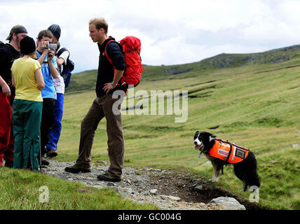 Prince William (centre), le patron de l'organisme de bienfaisance Centrepoint et du sauvetage de montagne en Angleterre et au pays de Galles avec un groupe de jeunes sans abri aidés par Centerpoint lors d'une promenade en chute à Cumbria aujourd'hui accompagné de bénévoles du service de sauvetage de montagne. Banque D'Images