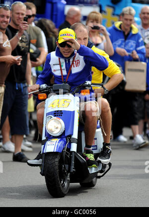 Valentino Rossi de l'équipe Fiat Yamaha pendant la journée de pratique du Grand Prix britannique à Donington Park, à Castle Donington. Banque D'Images