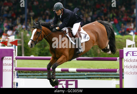 Peter Charles, de Grande-Bretagne, à cheval Murkas Pom d'ami pendant la coupe des nations Meydan FEI de Grande-Bretagne au Longines Royal International Horse Show à Hickstead, West Sussex. Banque D'Images