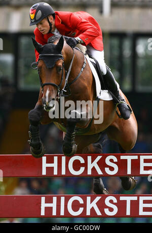 Le Max Kuhner en Allemagne a été à cheval sur Acantus GK pendant la coupe des nations Meydan FEI de Grande-Bretagne au Longines Royal International Horse Show à Hickstead, West Sussex. Banque D'Images