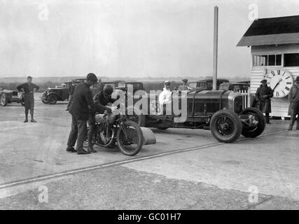 Dudley Froy dans une Bentley et MV McCudden sur une moto « Excelsior » à Brooklands. Banque D'Images