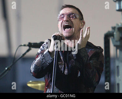 Bono sur scène lors du dernier concert de U2 au Croke Park à Dublin. Banque D'Images