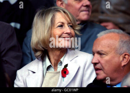 Sandra Howard, épouse de Michael Howard, chef du parti conservateur, apprécie l'atmosphère Banque D'Images