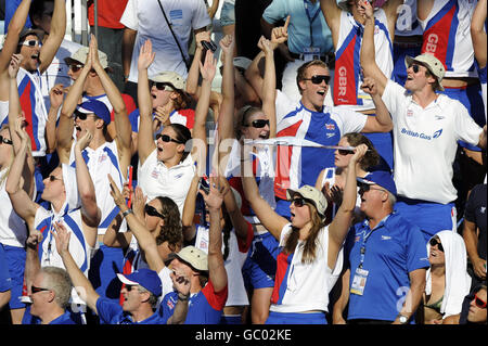 L'équipe britannique, notamment Rebecca Adlington (au centre), applaudissent tandis que le nageur britannique Gemma Spofforth remporte la médaille d'or et remporte le record du monde, lors de la finale féminine de course de course de 100 m, lors des Championnats du monde de natation de la FINA à Rome, en Italie. Banque D'Images