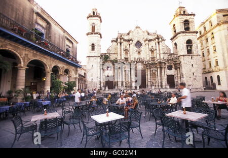 La Plaza de la Catedral, dans la vieille ville de la ville de La Havane à Cuba dans la mer des Caraïbes. Banque D'Images