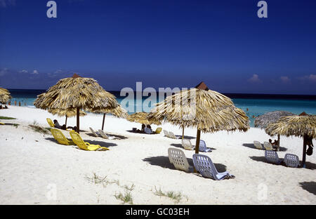 Une plage sur la côte de Varadero à Cuba dans la mer des Caraïbes. Banque D'Images