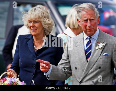 Le prince de Galles et la duchesse de Cornwall arrivent au spectacle de fleurs de Sandringham sur le domaine de la reine à Norfolk. Banque D'Images