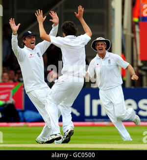 Graeme Swann (à gauche) et Andrew Strauss (à droite), en Angleterre, félicitent Graham Onions après avoir fait l'acquisition de Ricky Ponting en Australie, capturé par Matt Prior en 38 lors du troisième test à Edgbaston, Birmingham. Banque D'Images