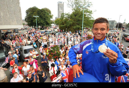 Réception civique à Plymouth pour Tom Daley.Tom Daley montre sa médaille d'or, qu'il a gagnée aux championnats du monde de plongée à Rome, lors d'une visite en bus à toit ouvert de Plymouth. Banque D'Images