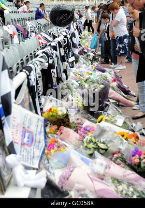 Vue sur les hommages rendus à Sir Bobby Robson, au parc St James', à Newcastle. Banque D'Images