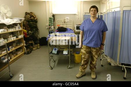 Consultant en hôpital le major Catherine Livingstone est à l'intérieur de l'hôpital de campagne du Camp Bastion, dans la province de Helmand, en Afghanistan. Banque D'Images