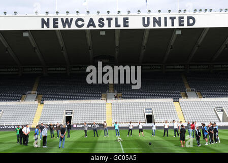 Soccer - Bobby Robson Hommages - St James' Park.L'équipe de Newcastle United a un silence de quelques minutes pour rendre hommage à Sir Bobby Robson, à St James' Park, à Newcastle. Banque D'Images