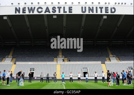 Soccer - Bobby Robson Hommages - St James' Park.L'équipe de Newcastle United a un silence de quelques minutes pour rendre hommage à Sir Bobby Robson, à St James' Park, à Newcastle. Banque D'Images