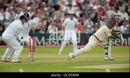 Le capitaine australien Ricky Ponting est sous les chapeaux de Graeme Swann d'Angleterre lors du troisième test à Edgbaston, Birmingham. Banque D'Images