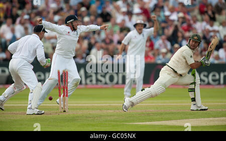 Le capitaine australien Ricky Ponting est sous les chapeaux de Graeme Swann d'Angleterre lors du troisième test à Edgbaston, Birmingham. Banque D'Images