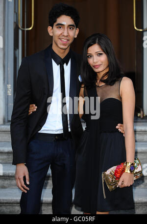 Dev Patel et Freida Pinto arrivent à un screening d'été Film4 de Slumdog Millionaire à Somerset House à Londres. Banque D'Images