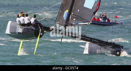 Shirley Robertson, médaillée d'or olympique (en chapeau noir) à bord de son catamaran Extreme 40 iShares avec la yachtswoman du monde entier Dee Caffari à bord (en haut jaune) juste avant de heurter avec un bateau gonflable rigide (vu à droite). Caffari a été jeté dans la mer par l'impact et une femme à bord de la côte a été emmenée à l'hôpital. Robertson s'est retiré du reste de la course de la journée. Banque D'Images