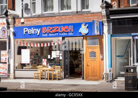 Vue de face de l'Épicerie polonaise/fines à la high street. Banlieue de Londres Banque D'Images