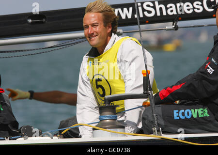 La célébrité Ben Fogle à bord d'Ecover en compétition dans la flotte de la coupe iShares des catamarans Extreme 40 le troisième jour de la semaine des Cowes, la régate de voile mondialement célèbre qui a eu lieu chaque année sur le Solent. Banque D'Images